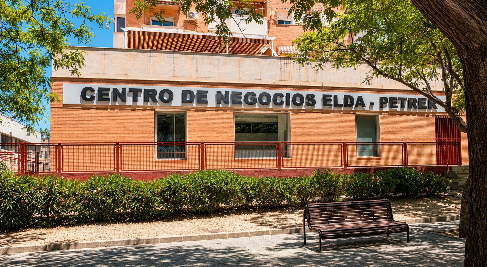 Fachada del Centro de Negocios Elda-Petrer en Paseo de Ronda